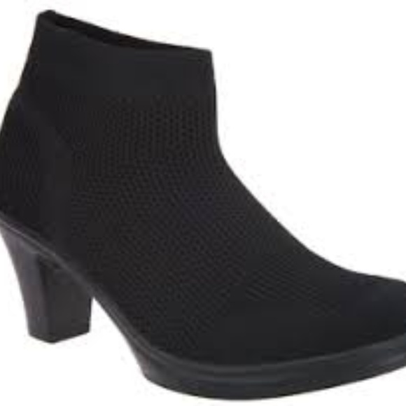 bernie mev. Shoes - Bernie Mev. Doll Bootie black size 6 NEW women's